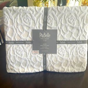New PiuBell Queen Matelasse quilt 92 X 96 Cotton/polyester white rose pattern